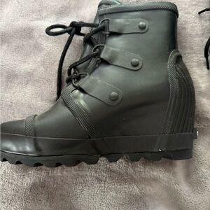 Sorel Black Winter Boots with Rugged Construction